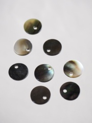 シェルビーズ-プレートラウンド穴有(クロチョウガイ)【約8mm/1個】[メール便可]まとめ買い10%OFF #1272 En:Shell beads -Black MOP 貝殻