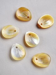 シェルビーズ-花びら(シロチョウガイ)【約10×12mm/1個】[メール便可]まとめ買い10%OFF #1051 En:Shell Beads -White MOP 貝殻