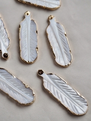 シェルチャーム-フェザー(淡水真珠貝)【約11×36mm/1個】[メール便可]まとめ買い10%OFF #1115 En: Shell Beads -freshwater pearl 貝殻