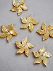 シェルビーズ -フラワー イエロー(シロチョウガイ)【約20mm/1個】[メール便可]まとめ買い10%OFF #1152 En:Shell Beads -White MOP 貝殻