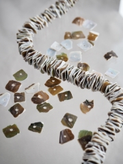 グリーンシェル#28【約0.5～1.0cm/1本約40cm】[メール便可-5袋まで] En:  Shell Beads green shell 貝殻