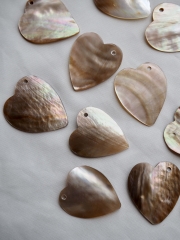 ハートカット サイドホール-28-（マベ）【約3cm/1枚】[メール便可]まとめ買い10%OFF En:Shell accessory,brown lip,side hole-heart- 貝殻