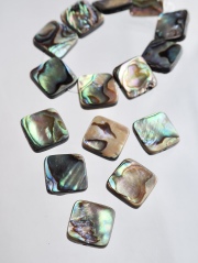 シェルビーズ -スクエア(パウアアバロン-ヘリトリアワビ)【約12mm(約10cm・約8個)】[メール便可]まとめ買い10%OFF #1318 En: Shell Beads -Haliotis iris 貝殻