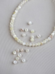 シロチョウガイ-丸ビーズ【約2mm(約10cm・約50個)】[メール便可]まとめ買い10%OFF #1339 En:white MOP - Shell Beads 貝殻