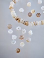 淡水真珠貝-シード(ベージュ)【約4mm(約10cm・約50個)】#1360[メール便可]まとめ買い10%OFF En:Freshwater pearl MOP - Shell Beads 貝殻