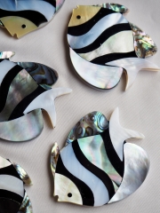 シェルパーツ -モザイクチョウチョウウオ(真珠母貝・アワビ)【約36×46mm】1個 [メール便可]まとめ買い10%OFF #1164 貝殻