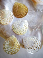 ティアドロップ-58-（シロチョウガイ）【約3.5cm/1枚】[メール便可]まとめ買い10%OFF   En: Shell accessory, tear drop, wmop 貝殻