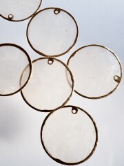 ゴールドエッジ ラウンド -カピス ナチュラル-【約30mm/1個】[メール便可]まとめ買い10%OFF #326 貝殻