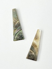 シェルパーツ - トライアングル(クロチョウガイ)【約12×35mm/1個】[メール便可] まとめ買い10%OFF #2134 En:-Shell parts -Black MOP 貝殻