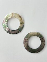 シェルパーツ-ラウンド デザイン-2穴-(クロチョウガイ)【約40mm】1個 [メール便可]まとめ買い10%OFF #2145 En:Shell parts -Black MOP 貝殻