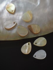 シェルビーズ - ティアドロップ(シロチョウガイ)【約12×8mm/1個】[メール便可]まとめ買い10%OFF #254 En:Shell Beads -White MOP 貝殻