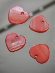 シェルプレートビーズ - ハート レッド(淡水真珠貝)【約15×14ｍm】[メール便可] #302 En:Shell accessory,shell, freshwater pearl 貝殻