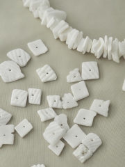 4月のお買い得 [20%OFF]ホワイトローズ♯1【約0.8～1.0ｃｍ/1本約39ｃｍ】[メール便可-5袋まで]   En: Shell Beads,wthite & rose colour (Size:0.8-1cm, per 1strand-39cm) 貝殻