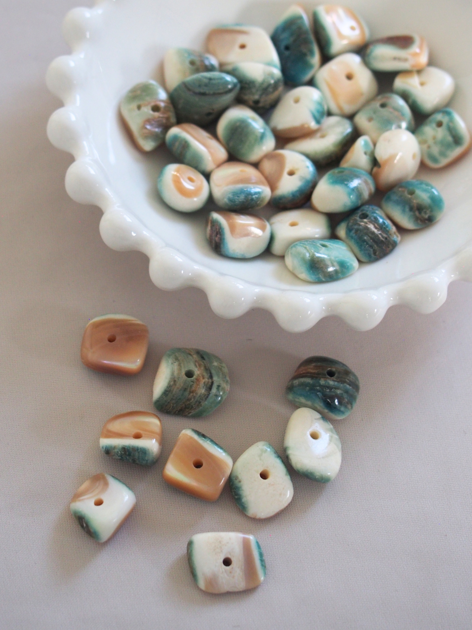 夜光貝ビーズ【さざれ 約15mm】約40個/50g #123[メール便可] En:Shell Beads -green turbo snail- (size:15mm, approx.40pcs/50g)