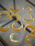 シェルビーズ -三日月 横穴 イエロー(大)(シロチョウガイ)【約20mm/1個】[メール便可]まとめ買い10%OFF#255 En:Shell Beads -White MOP 貝殻