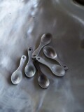 シェルビーズ-スプーン(クロチョウガイ)【約5×15mm/1個】[メール便可]まとめ買い10%OFF  #1202 En: Shell Beads -Black MOP 貝殻