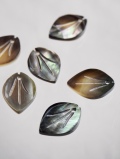 シェルビーズ-リーフ(クロチョウガイ)【約10×14mm/1個】[メール便可]まとめ買い10%OFF #1052 En:Shell Beads-Black MOP