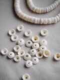 プカシェル #38(イモガイ)【約0.5～0.7ｃｍ/1本約40ｃｍ】[メール便可-10袋まで] En: Shell Beads,puka shell