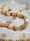ゴールドリップ#23【約0.6～1.2cm/1本約40cm】(シロチョウガイ)[メール便可-10袋まで] En: Shell Beads, gold lip