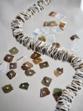 グリーンシェル#28【約0.5～1.0cm/1本約40cm】[メール便可-5袋まで] En:  Shell Beads green shell