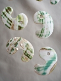 勾玉【縦約3.7cm/1枚】[メール便可]まとめ買い10%OFF En: Shell charm -magatama 貝殻