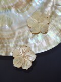 フラワーカット-57-（シロチョウガイ）【約2.2～2.4cm/2枚】[メール便可] En: Shell aaccessory,WMOP,-flower-(Size:2.2-2.4cm, per 2pcs)