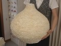 ホワイトカイカイ-飾りツボ-【幅約46ｃｍ-高さ41ｃｍ/1個】En: Shel Vase -White cay cay (size:W46cm,H41cm, per 1pc)