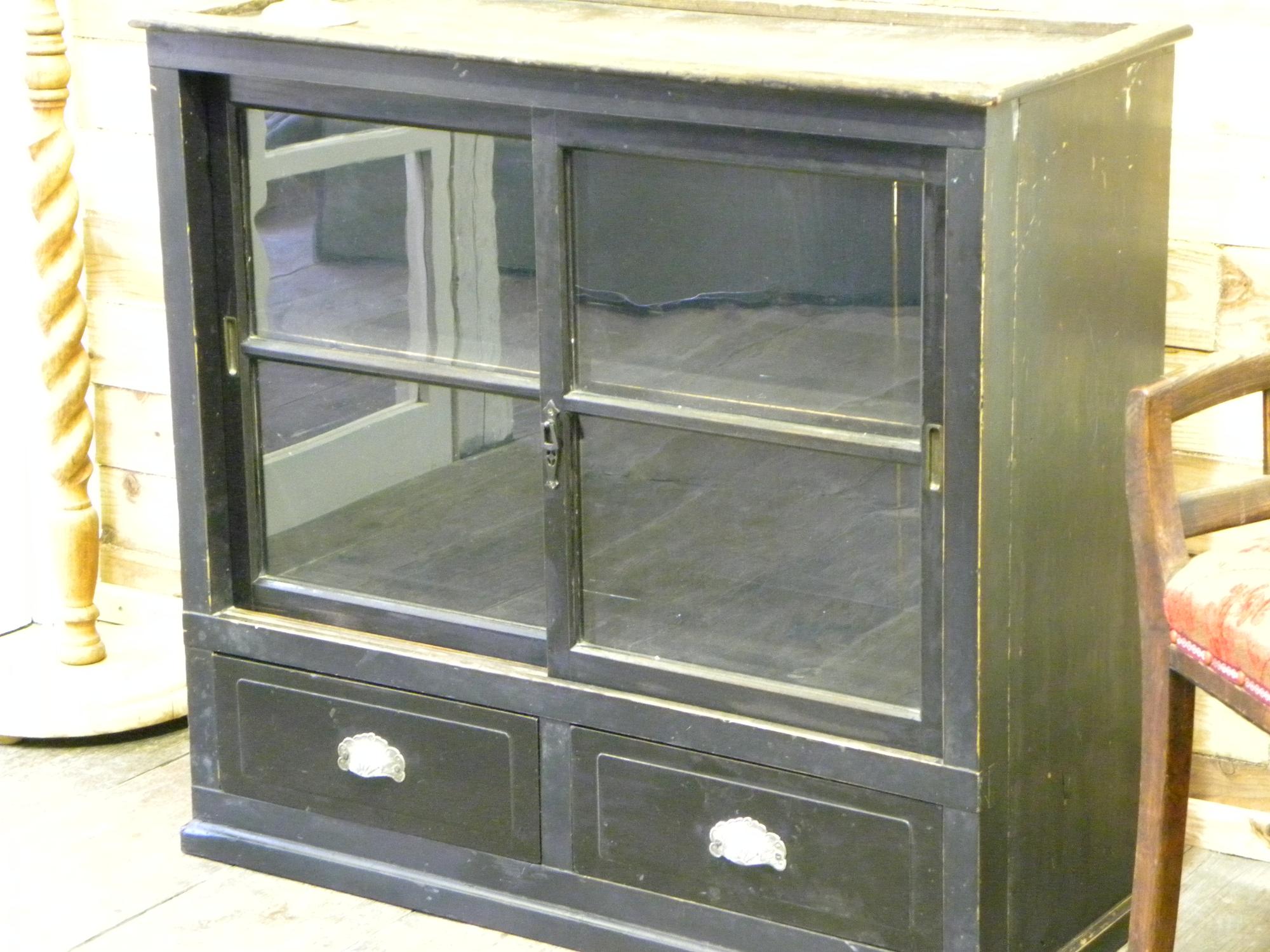 大正期の黒いガラスケース・飾り棚