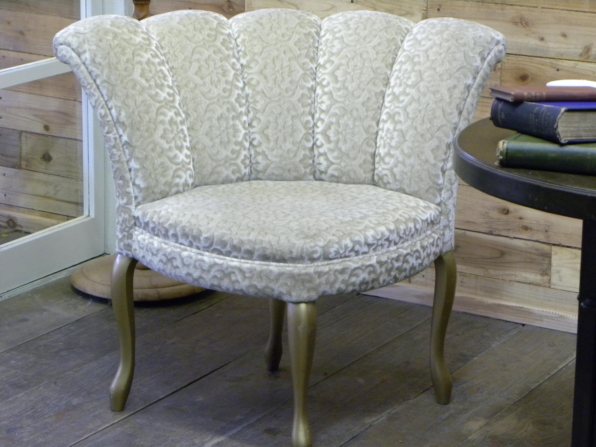 【SOLD　OUT 】　かわいいフォルムのベロアチェア