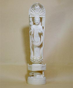 本象牙彫刻美術品 舟型光背聖観音像 縁起の良いはんこをお届け