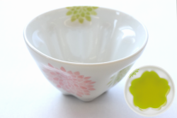 華が浮かび上がるオシャレで可愛い湯呑み美濃焼【菊千茶柄】