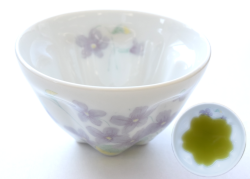 華が浮かび上がるオシャレで可愛い湯呑み美濃焼【スミレ柄】