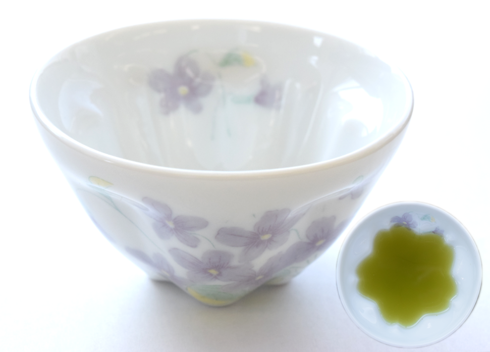 華が浮かび上がるオシャレで可愛い湯呑み美濃焼【スミレ柄】