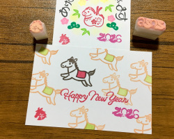 午年年賀状に 馬が走る[2026]年号消しゴムはんこ