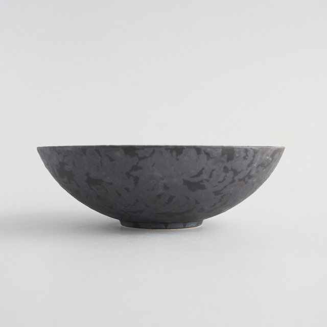 多用鉢　黒サビ絞り雲銀