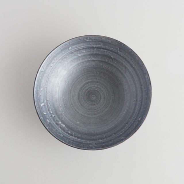 多用鉢　黒サビ絞り雲銀