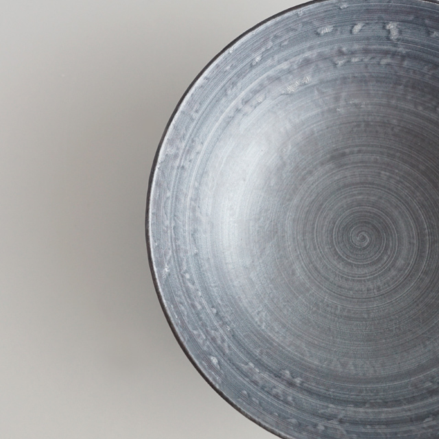 多用鉢　黒サビ絞り雲銀