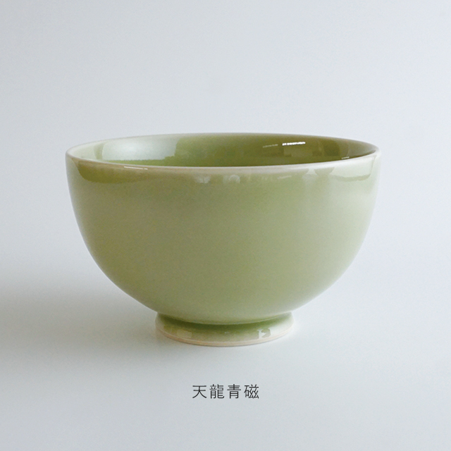 淡い緑色 高脚陶器ボウル 木箱付き 淡い緑色 高脚陶器ボウル 木箱付き