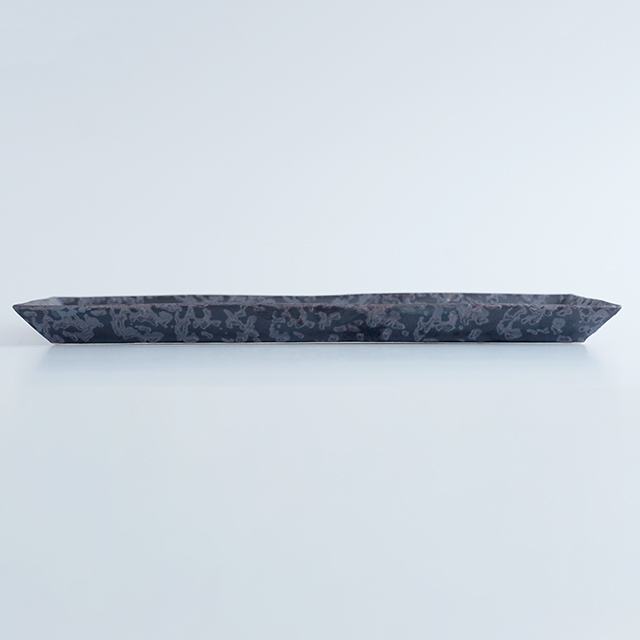 28cmリム長角プレート 黒サビ絞り