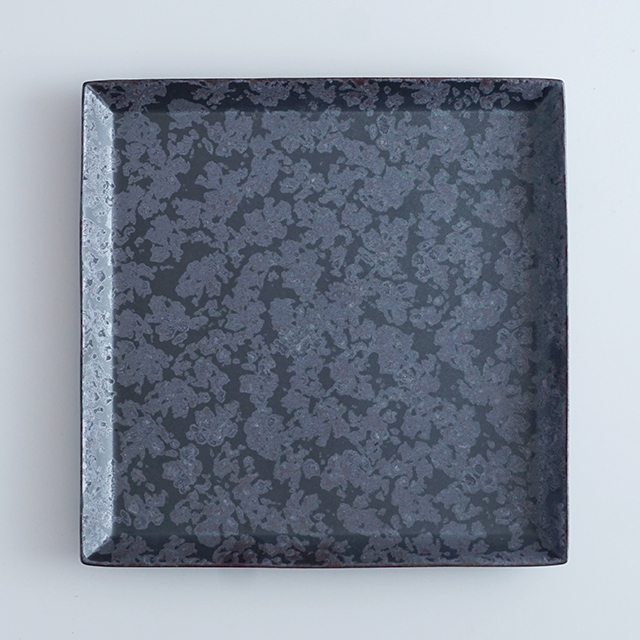 23cmリムスクエアープレート 黒サビ絞り