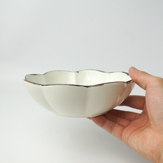 16cm 菊割深皿 ホワイト釉サビ