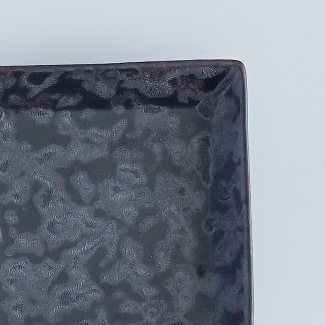7.5cmリムスクエアープレート 黒サビ絞り