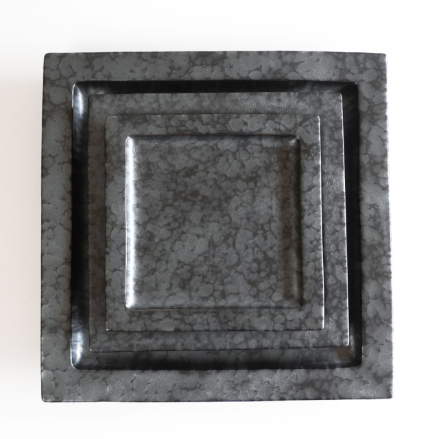 新品未使用　 黒壺　フルリムプレート　5色セット 入荷待ち】plue（プルー）21cmサラダプレート 窯変鉄くろ釉 | 深山食器店