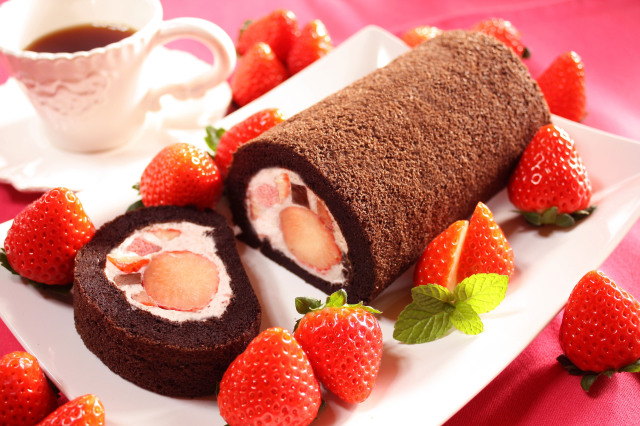 朝摘み完熟いちごの生チョコロール