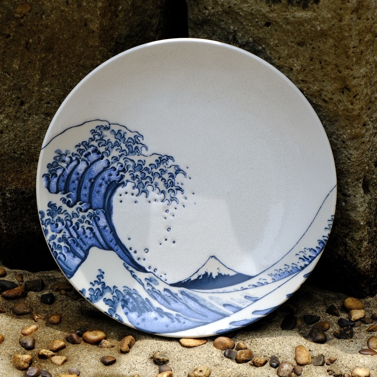 青と白の風景画 波型皿 白沖波裏メタ6.0皿