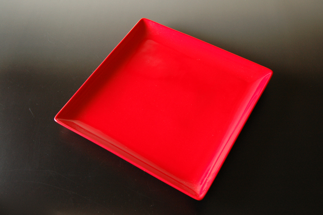 【赤い角皿】ロッソ24cmスクエアプレート 23.7cm×23.7cm×高さ2.3cm 【赤い角皿】ロッソ24cmスクエアプレート 23.7cm×23.7cm×高さ2.3cm