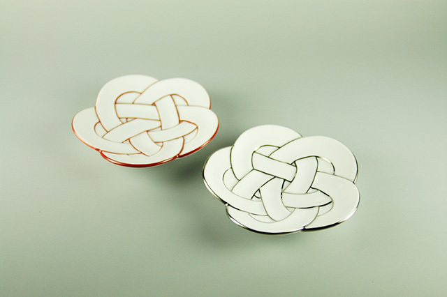 白磁赤線梅結び小皿／白磁プラチナ線梅結び小皿