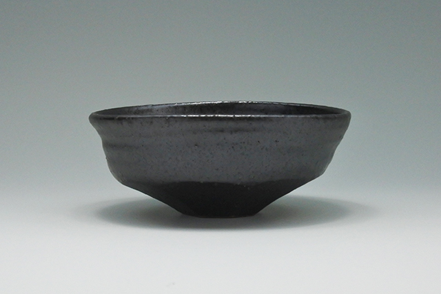信楽焼】黒釉たわみ 抹茶碗 15．5cm×14．6cm×高さ6．5cm