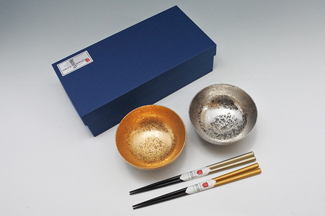金彩天目茶碗　新品未使用　百楽●　小さめ　時代物　銀彩 御祝・記念品に】有田焼 金彩銀彩 夫婦茶碗セット 化粧箱入 茶碗