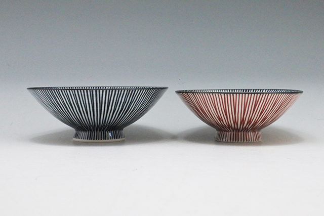 有田焼】手描き千筋平茶碗 青14．9cm／赤13．5cm